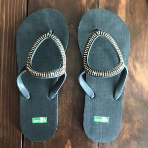 Woman’s sanuk sandals beaded O design